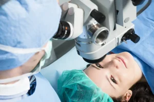 der-arzt-der-die-sehkorrektur-vornimmt-e1714480843870
